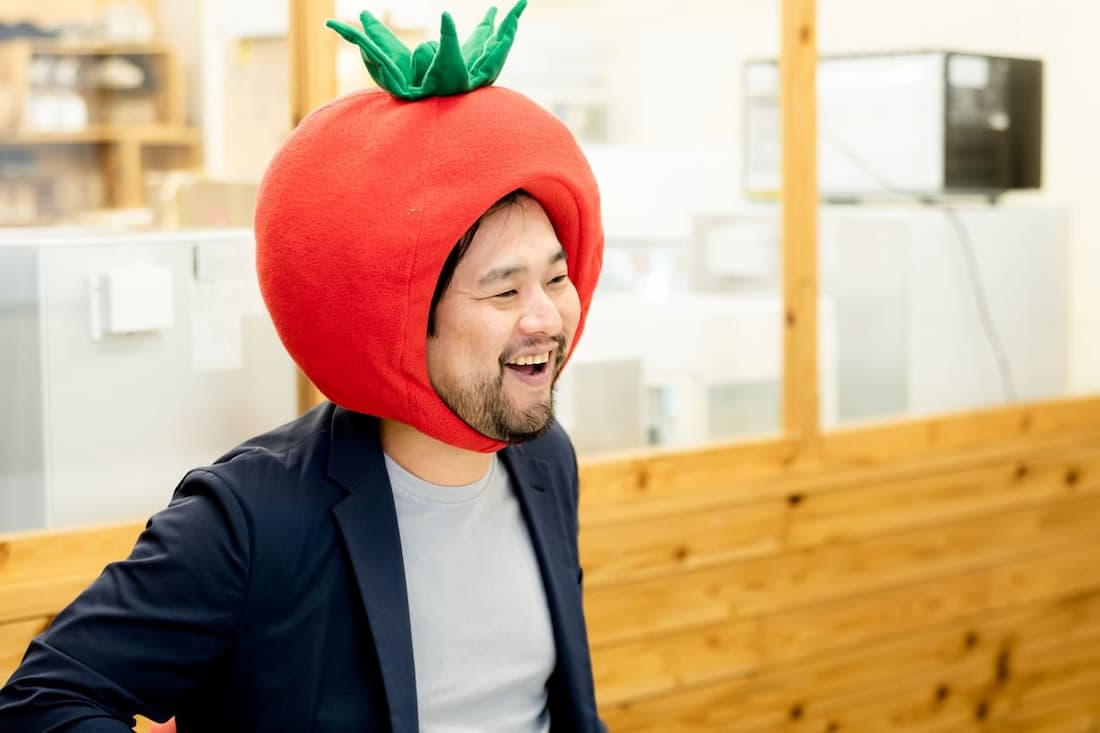 オフィスで野菜 渡邉取締役